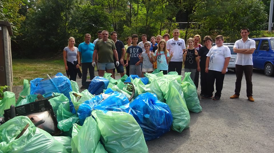 Angajații Spitalului TBC au strâns 50 de saci de gunoaie din centrul Sibiului | FOTO