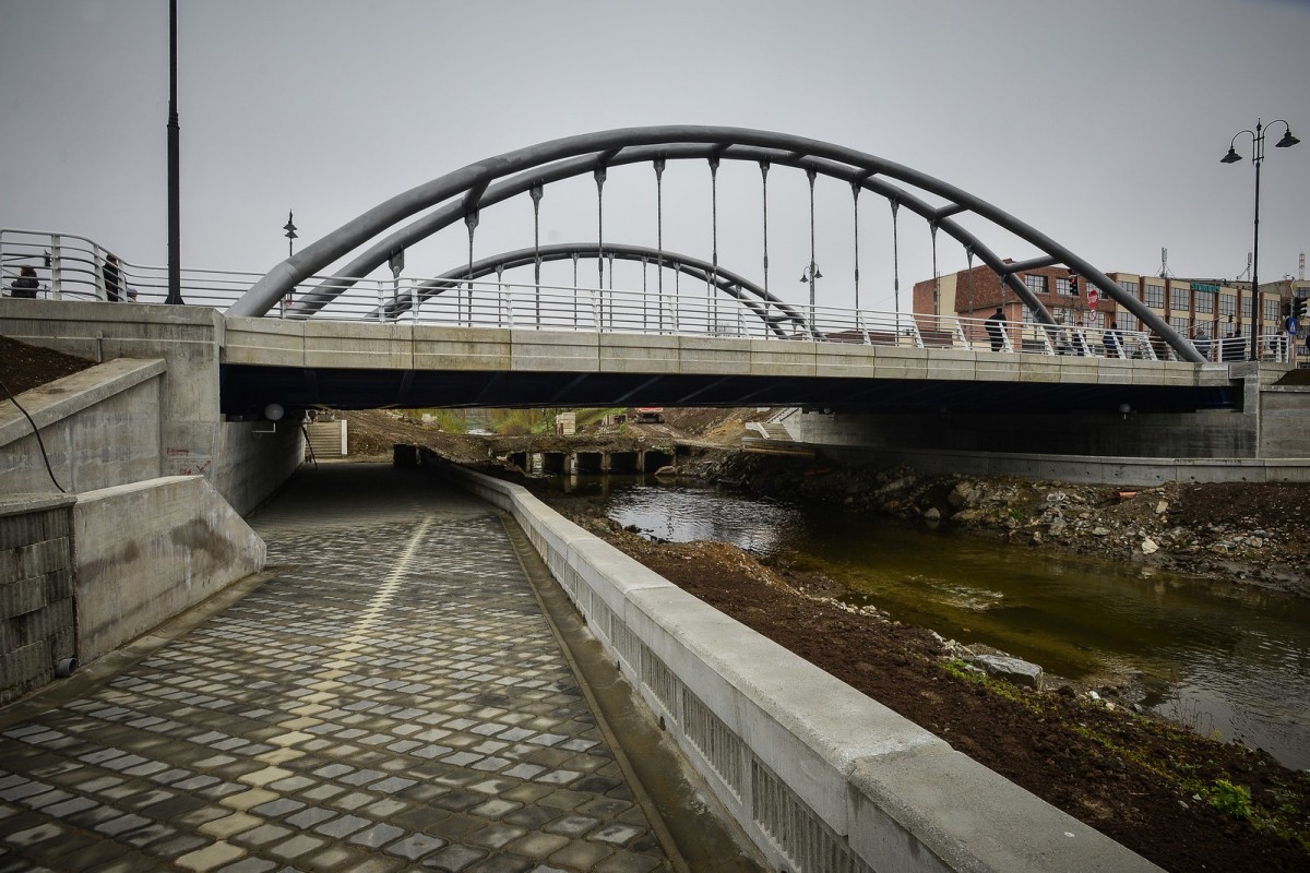 Bărbat căzut în Cibin, scos din apă de trecători