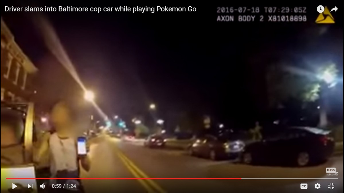 VIDEO. Un american care juca Pokemon Go la volan a lovit o mașină a poliției