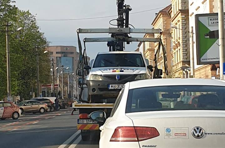 FOTO-Loganul Poliției transportat de mașina de ridicat mașini