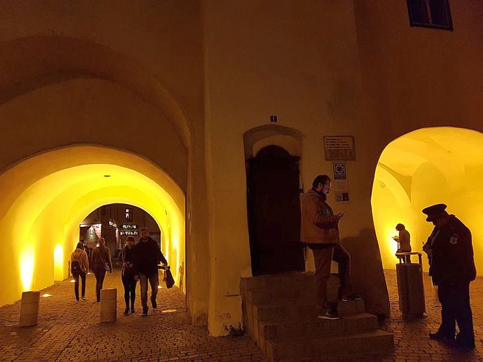 Trei turiști au rămas aseară încuiați în Turnul Sfatului