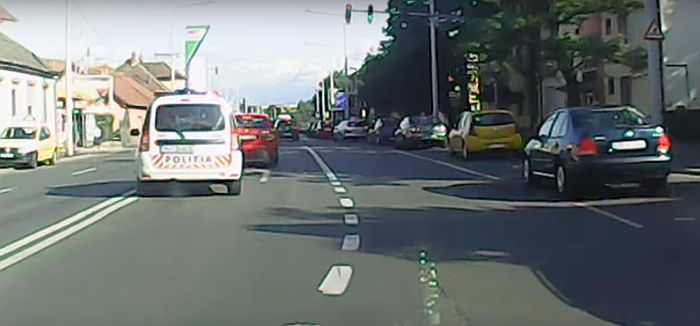 VIDEO – Cum reacționează polițiștii sibieni când văd doi șoferi trecând pe roșu