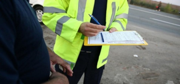 A deschis portiera în fața unui biciclist, apoi a fugit de la locul accidentului. Biciclistul era băut