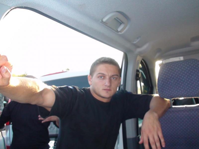 Poliţistul rănit cu sabia a depăşit noaptea cu bine