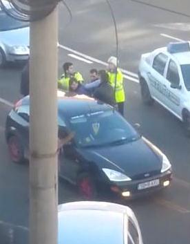 VIDEO – Un șofer recalcitrant agresează o polițistă de la Rutieră