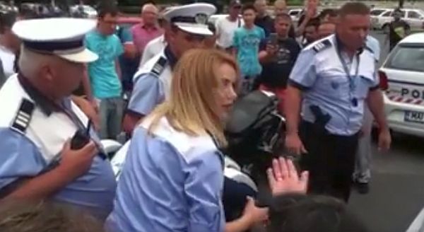 VIDEO VIRAL – Femeie încătușată de 12 polițiști în centrul Bucureștiului. A trecut pe roșu și a făcut scandal