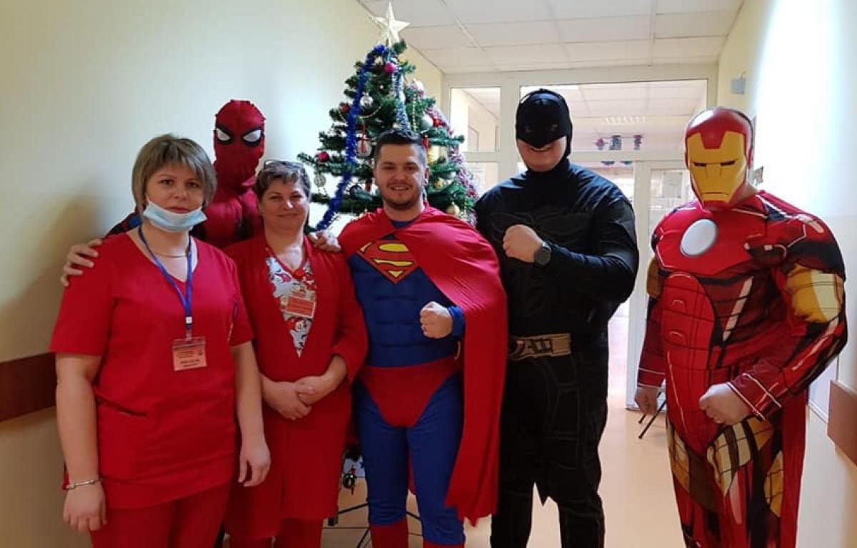 Postare virală din Oradea. Mai mulți polițiști îmbrăcați în supereroi au dat cadouri copiilor din spital