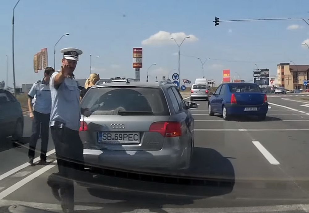 VIDEO – Nu e banc! Ce fac polițiștii sibieni când văd o blondă rămasă cu mașina în drum?