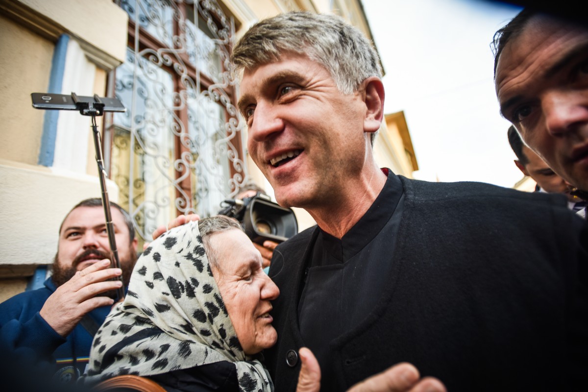 FOTO-VIDEO A doua venire a lui Pomohaci la Sibiu: cu mașina pe trotuar, a pupat o jurnalistă și a binecuvântat admiratorii | Actualizare