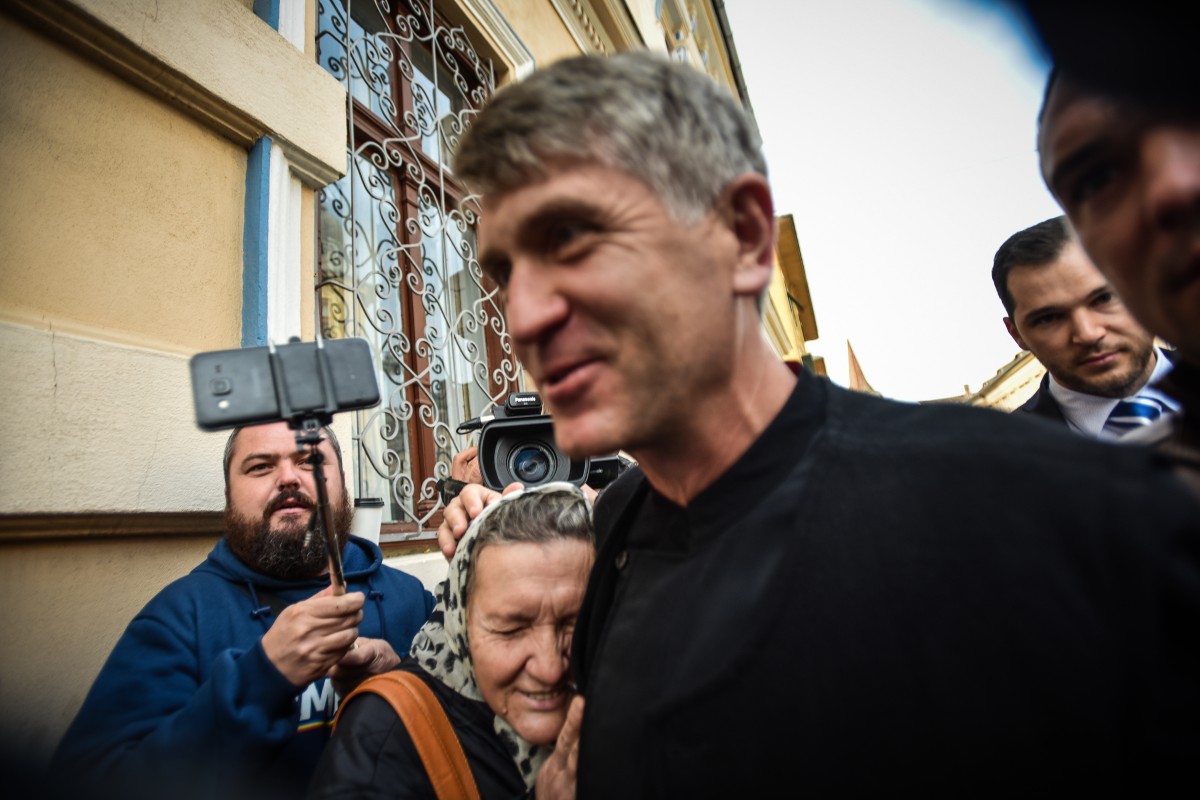 VIDEO Procesul lui Pomohaci la Sibiu s-a încheiat. Cu o amendă, o defecțiune și o fugă de ochii lumii