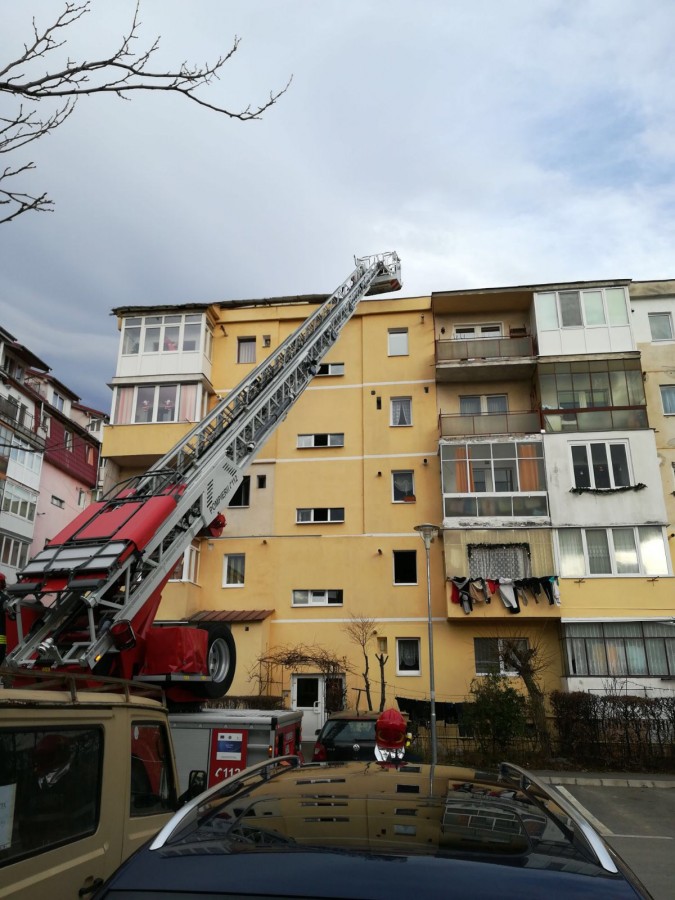 Tablă desprinsă de pe acoperișul unui bloc. Cod galben de vânt până la ora 17
