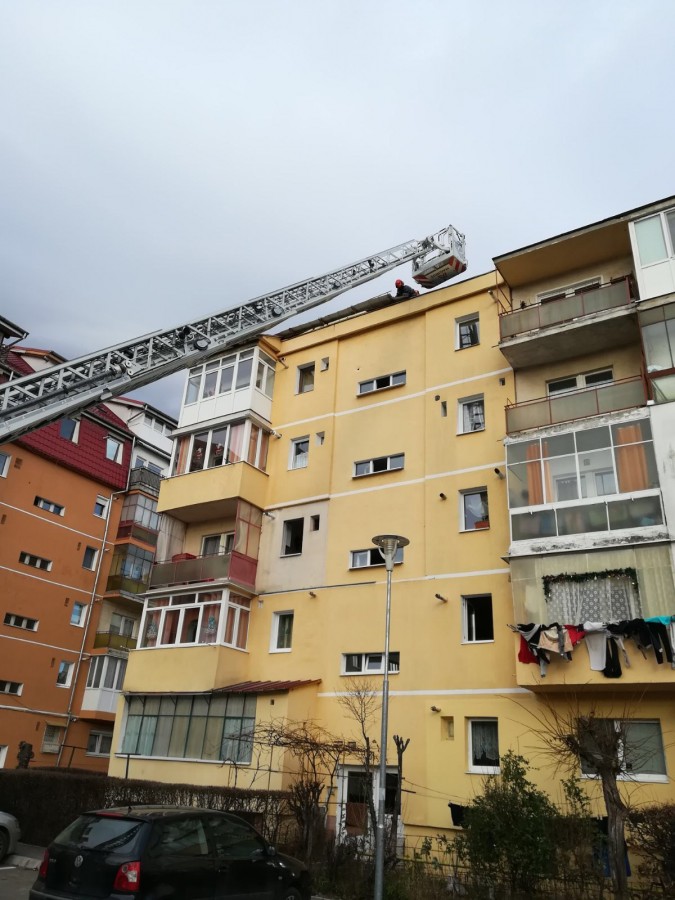 Copil de 5 ani blocat la etajul 3. Intervin pompierii de urgență