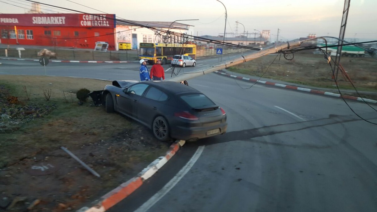 Se grăbea să prindă avionul. Un Porsche a dărâmat stâlpul din mijlocul giratoriului - Foto
