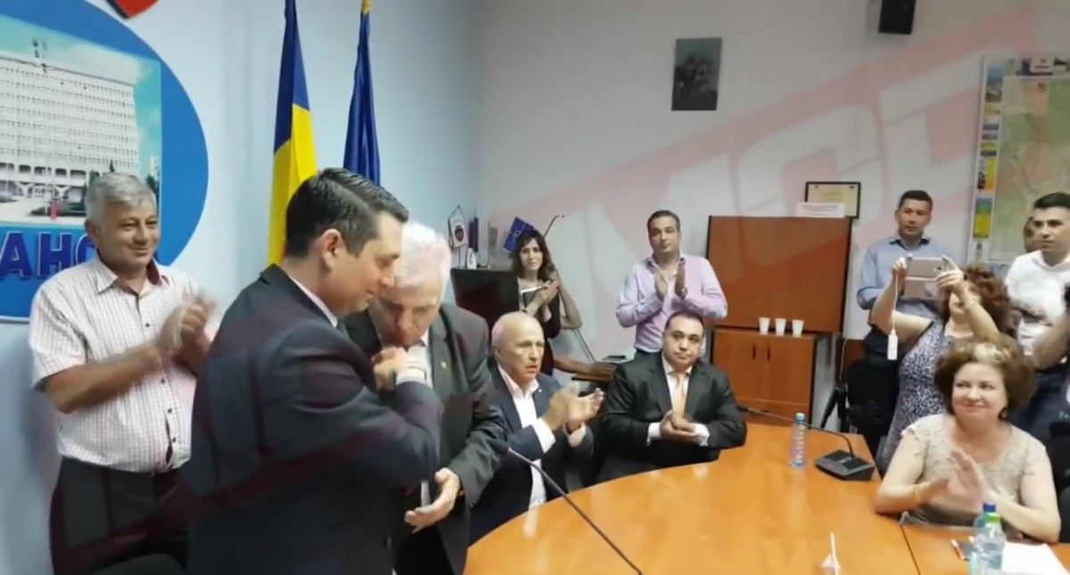 VIDEO. Fostul subprefect de Prahova  ar fi încercat să sărute mâna şefului Consiliului Judeţean