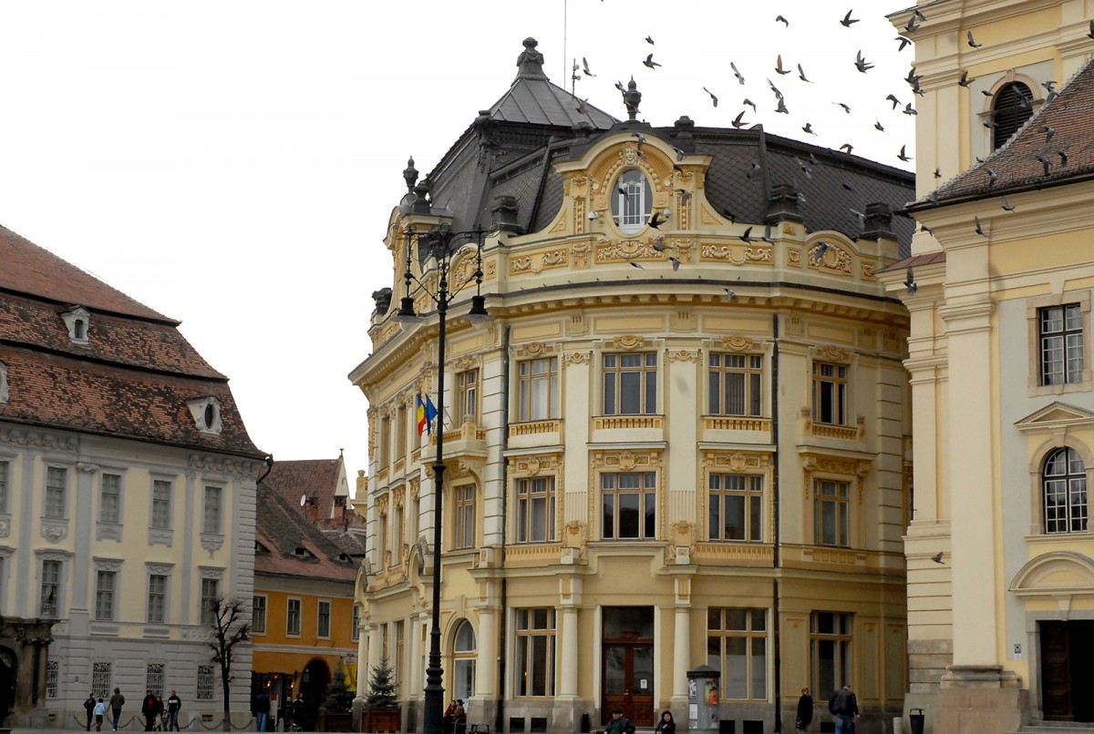 Tablă în pericol să cadă de pe Primăria Sibiu, înlăturată de pompieri