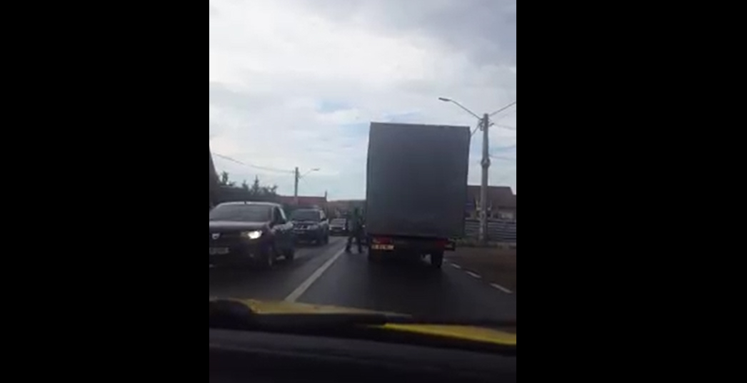 VIDEO-Altercație în trafic lângă Sibiu. Un șofer sare la bătaie