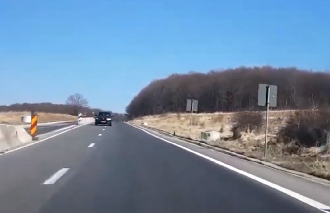 VIDEO Șofer pe contrasens, într-o curbă, pe drumul Sibiu-Brașov, lângă Perșani