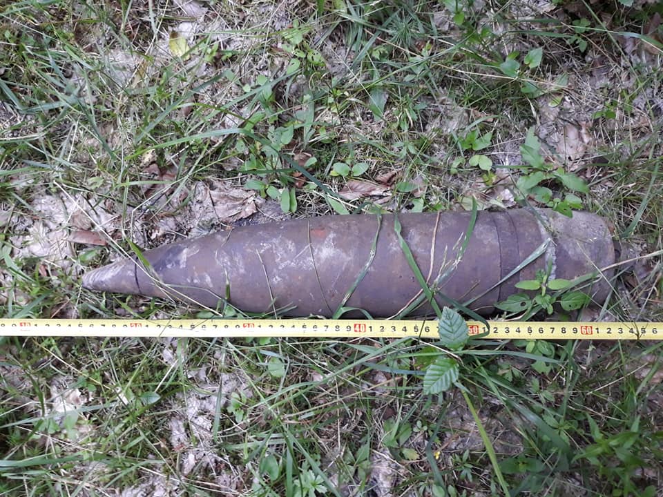 Umbrele războiului: două proiectile descoperite de turiștii veniți în județ