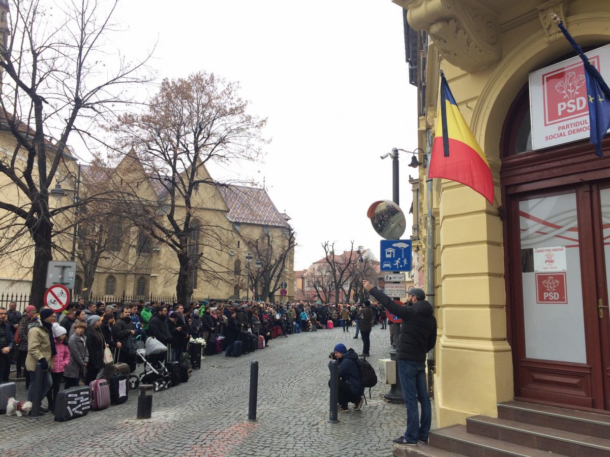 FOTO Protestele #vavedemdinSibiu. Aproape 700 de sibieni, cu bagajele în fața sediului PSD