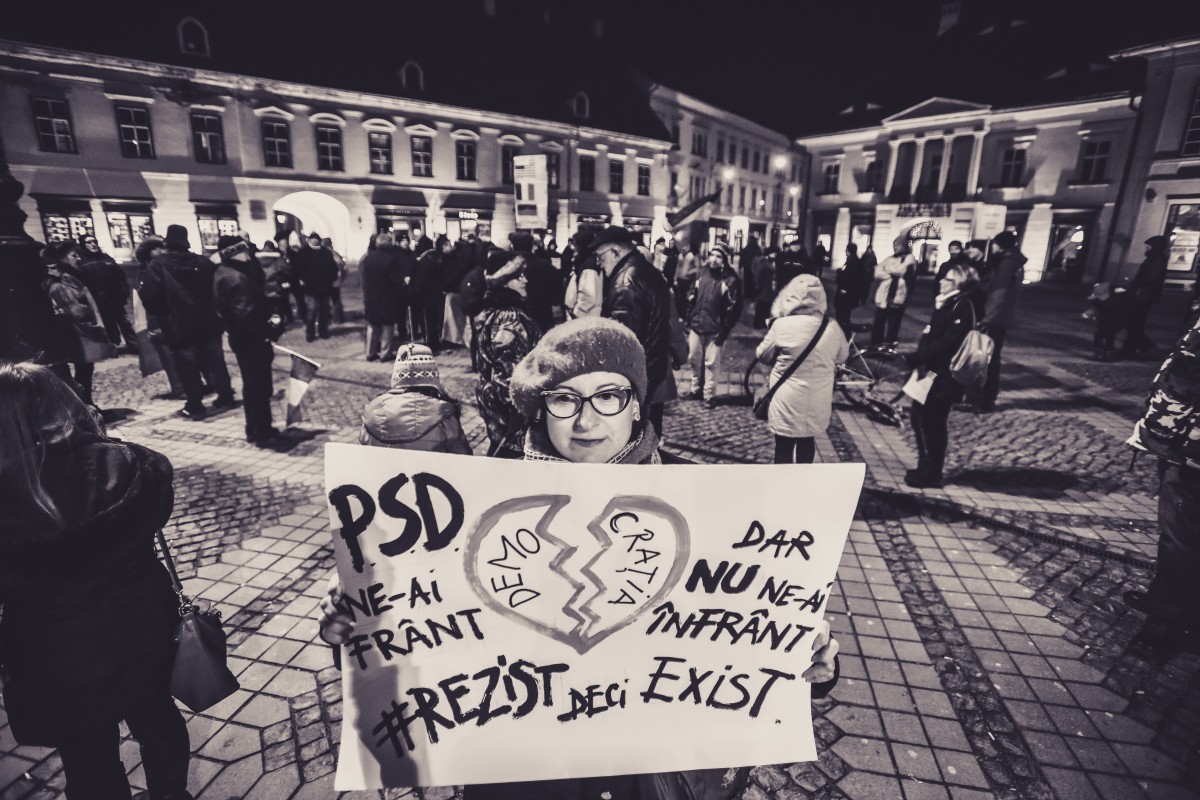 Protest de Valentine's Day în Piața Mare: Vrem să le urăm de dragoste politicienilor care-și bat joc de noi! | foto