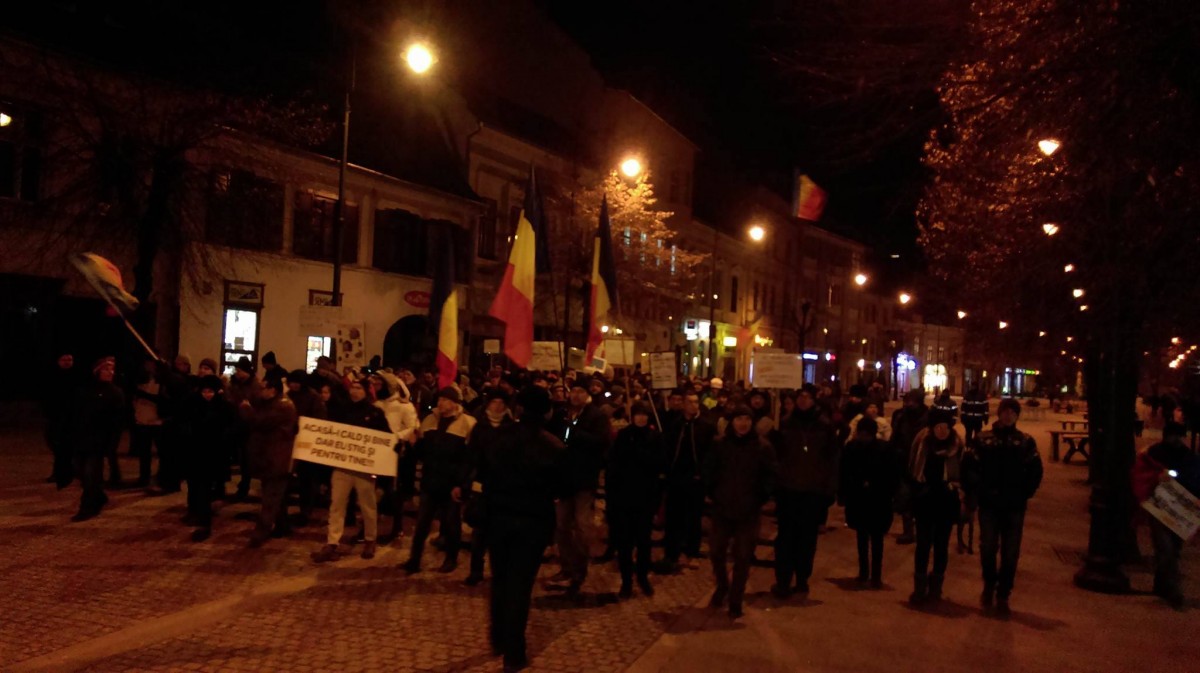 FOTO-VIDEO În jur de 50 de sibieni au ieșit să protesteze împotriva guvernului
