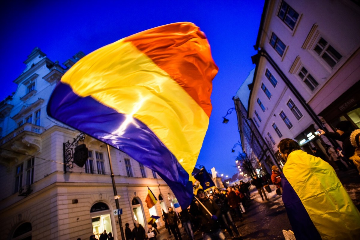 Vânzări record de steaguri, în urma protestelor