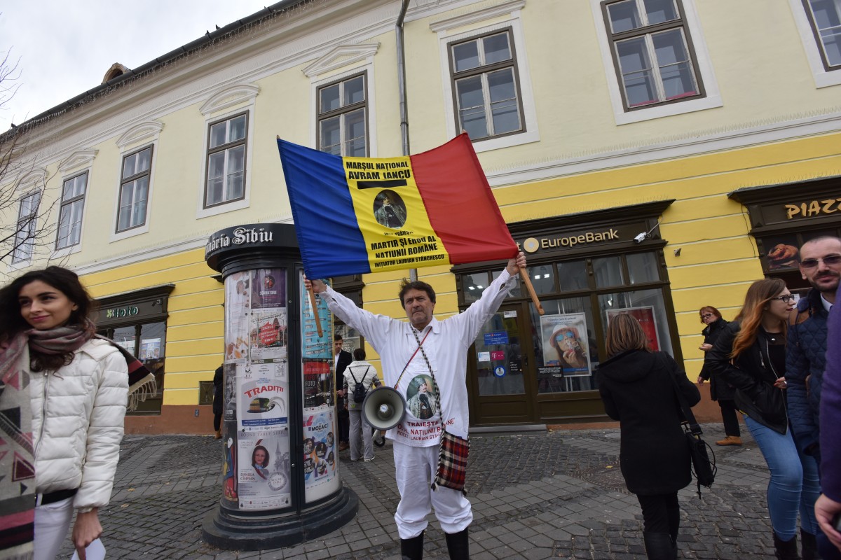 VIDEO FOTO Protest pentru a permite amplasarea bustului lui Avram Iancu la Sibiu