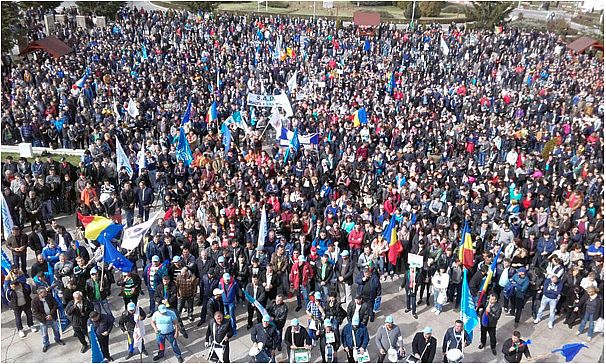 VIDEO – Peste 8000 de oameni au protestat pentru urgentarea autostrăzii Sibiu-Pitești