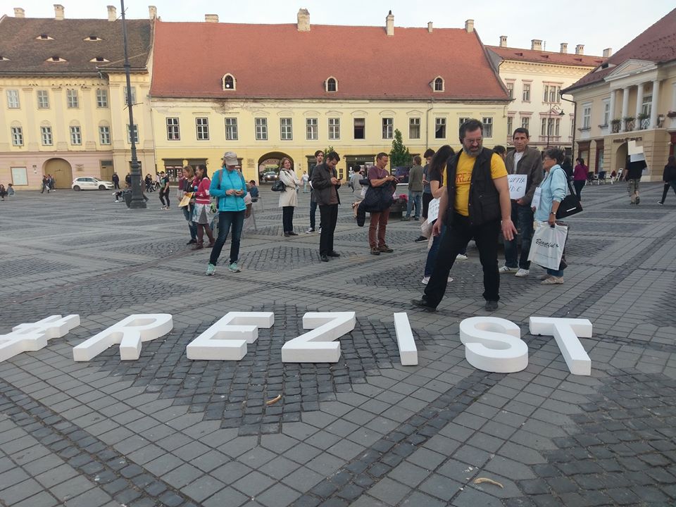 FOTO – VIDEO Sibienii au reluat protestele în Piața Mare: Vă cer demisia. Insist