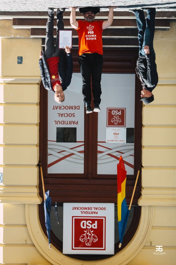 Vă vedem din Sibiu. Protest ”stând în cap” în fața sediului PSD