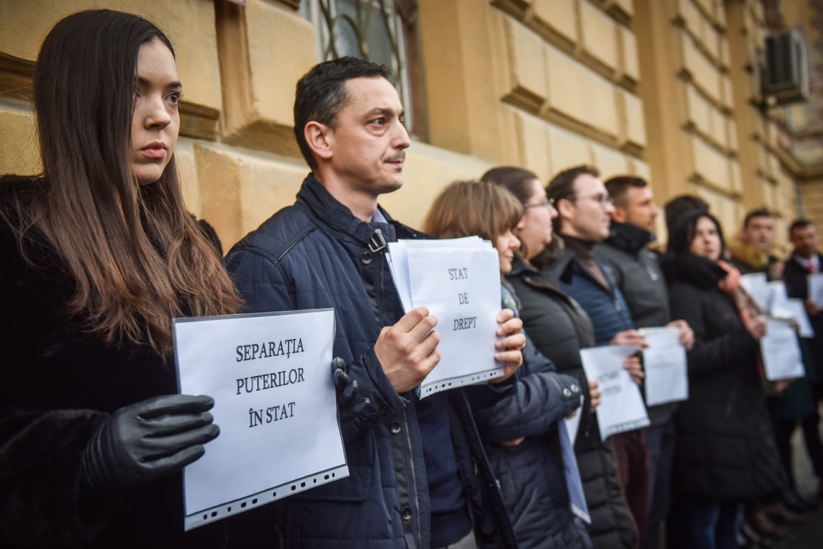 Noua generație. Magistrații din Sibiu au ieșit la primul protest pentru Justiție