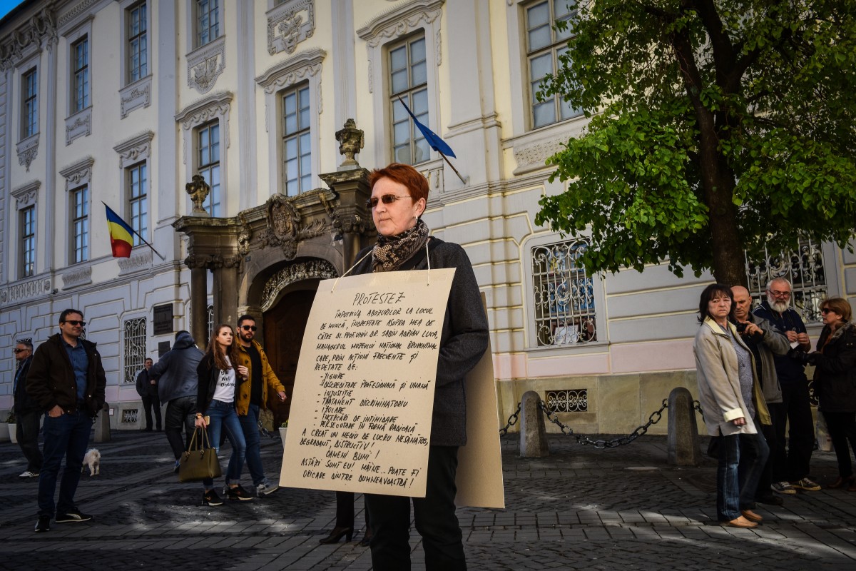 Protest în fața Muzeului Brukenthal, împotriva managerului Sabin Luca: ”a fost instituit un regim de teroare”