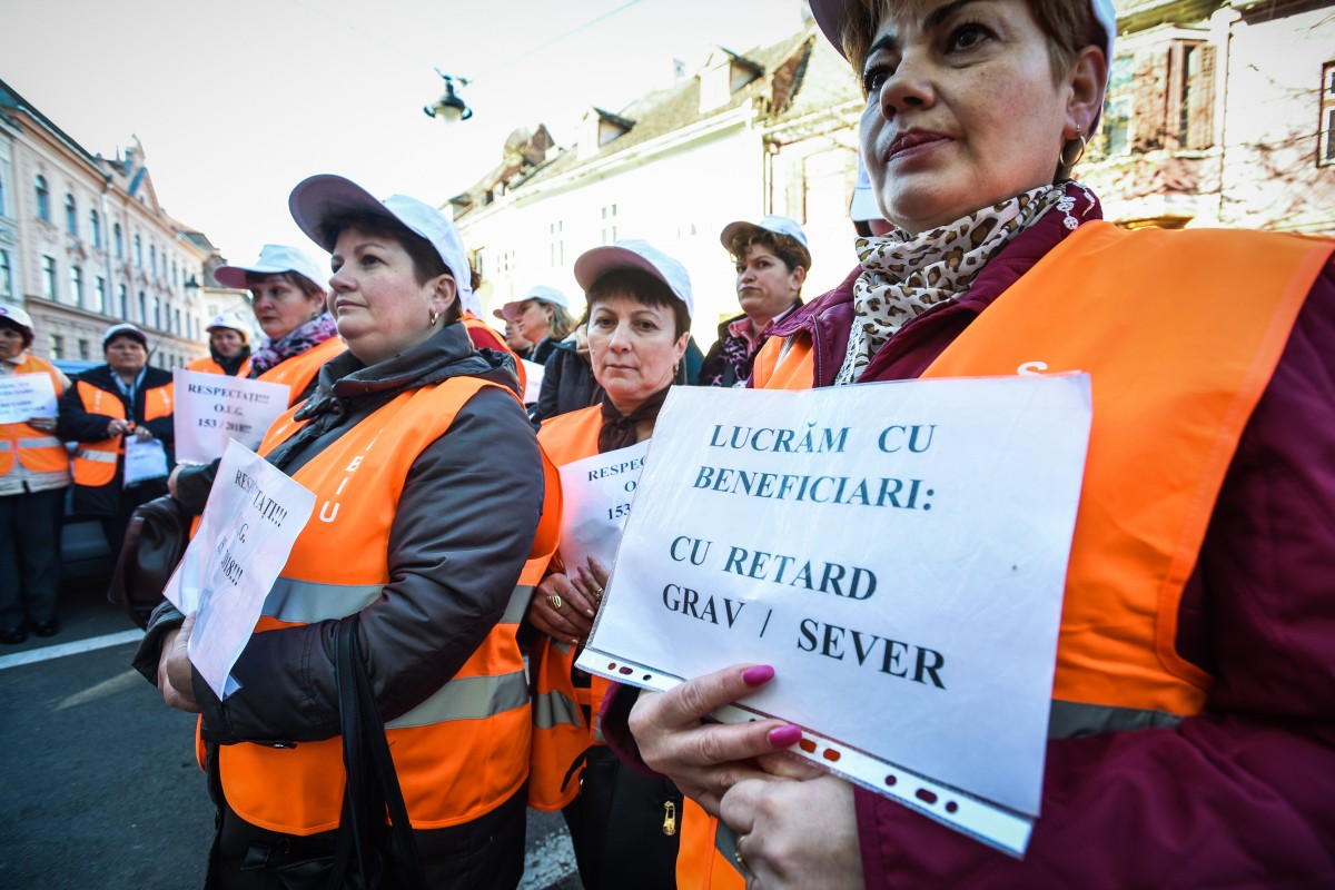 FOTO | Protestul asistenților sociali: Consiliul Județean le va oferi sporurile