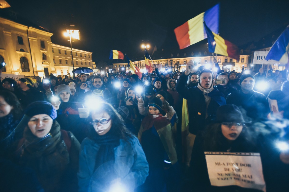 A noua seară de proteste la Sibiu: ”haideți să dinamizăm protestul”