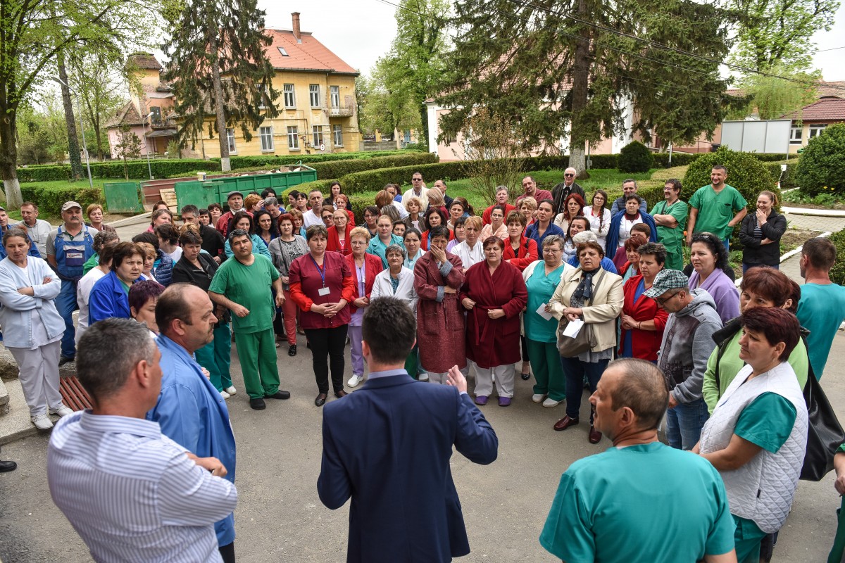 O sută de angajați au protestat în curtea Spitalului de Psihiatrie