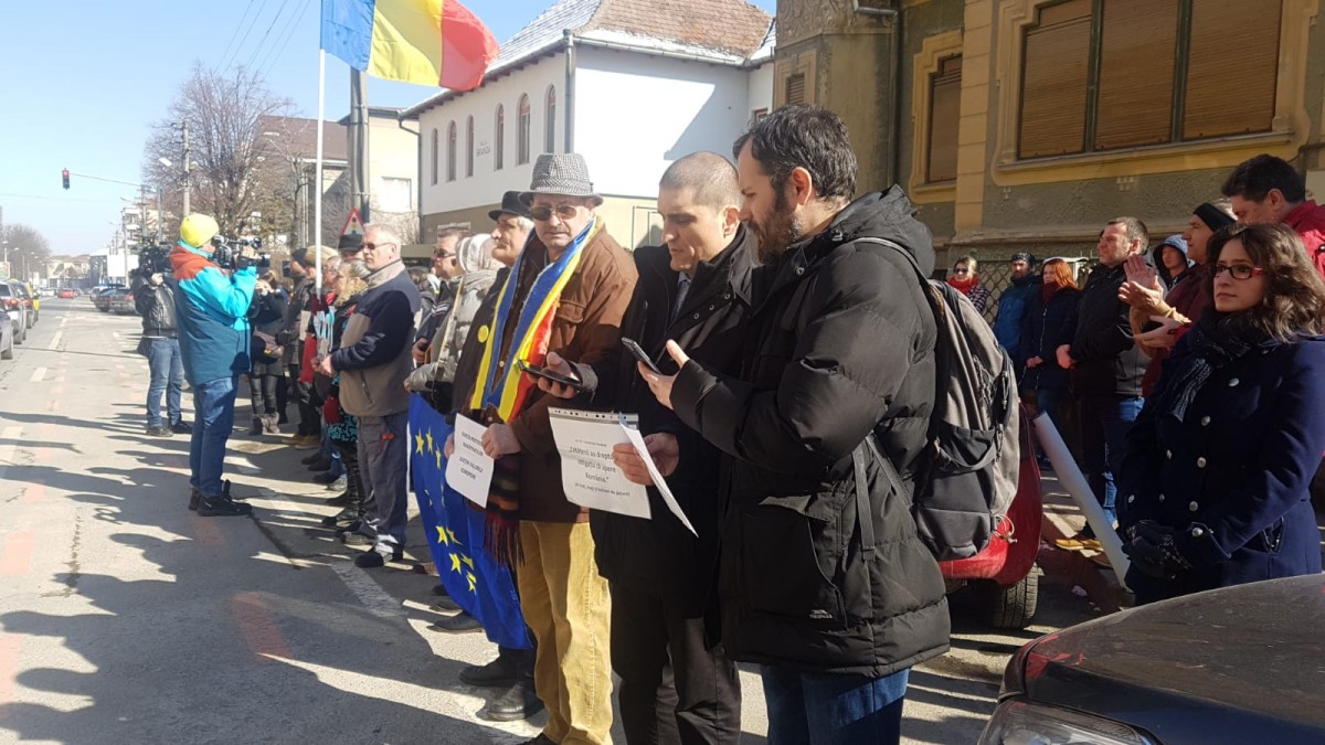 VIDEO Comunitatea Vă Vedem din Sibiu, acțiuni de susținere în fața Tribunalului: “ne propunem să venim aici în fiecare zi“