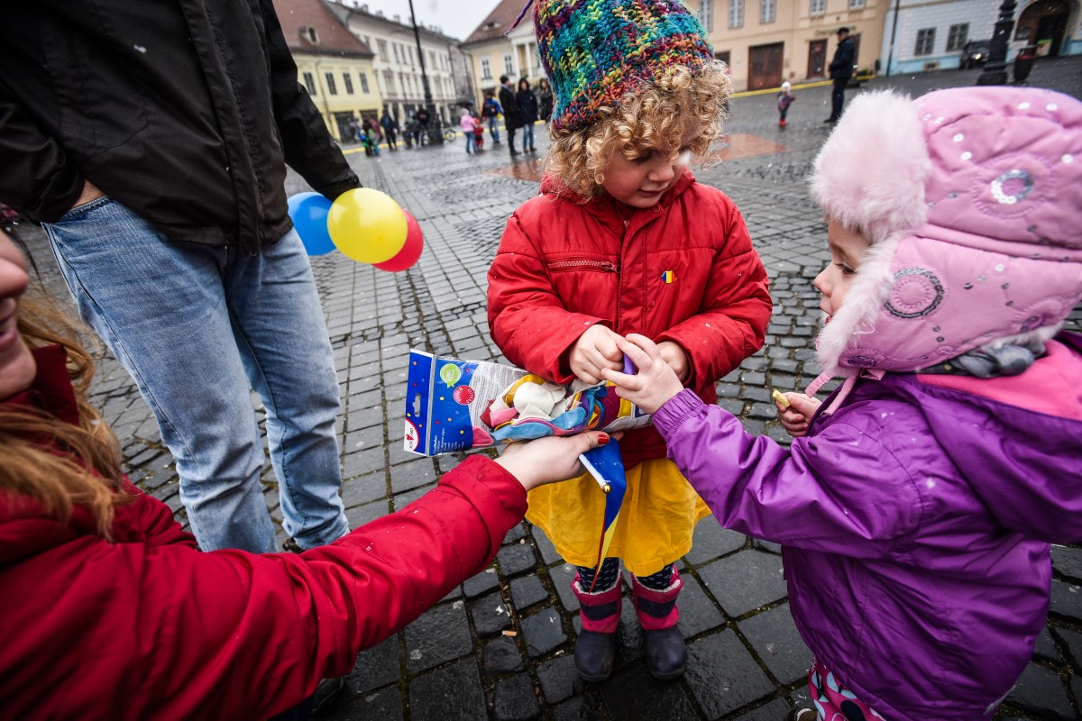 Protestul copiilor, în Piața Mare: ”trebuie să învețe să deschidă gura” | Foto