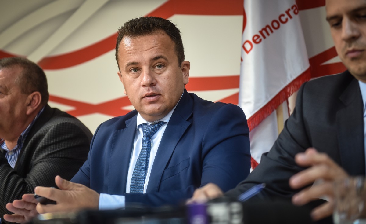 ”Biblioteca pentru Pop”. Se strâng cărți pentru Ministrul Educației