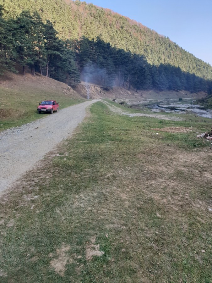 FOTO Gunoaie pe Râul Caselor, la Rășinari. Primarul a făcut curățenie în mai puțin de 24 de ore