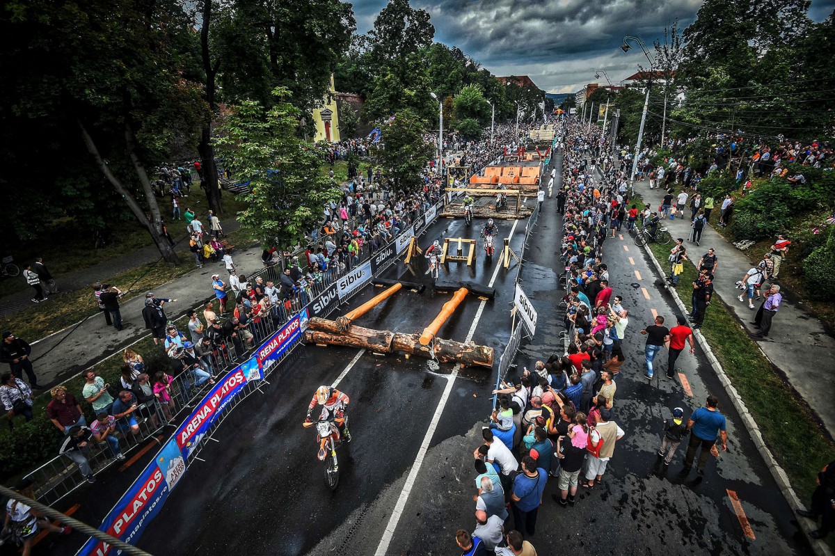 Cele 53 de națiuni de la Red Bull Romaniacs se prezintă azi în Piața Mare