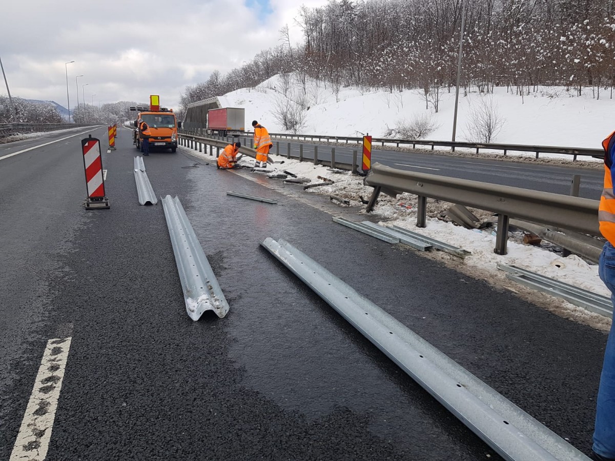 Drumarii lucrează pentru înlocuirea parapetului distrus în accidentul de ieri de pe A1