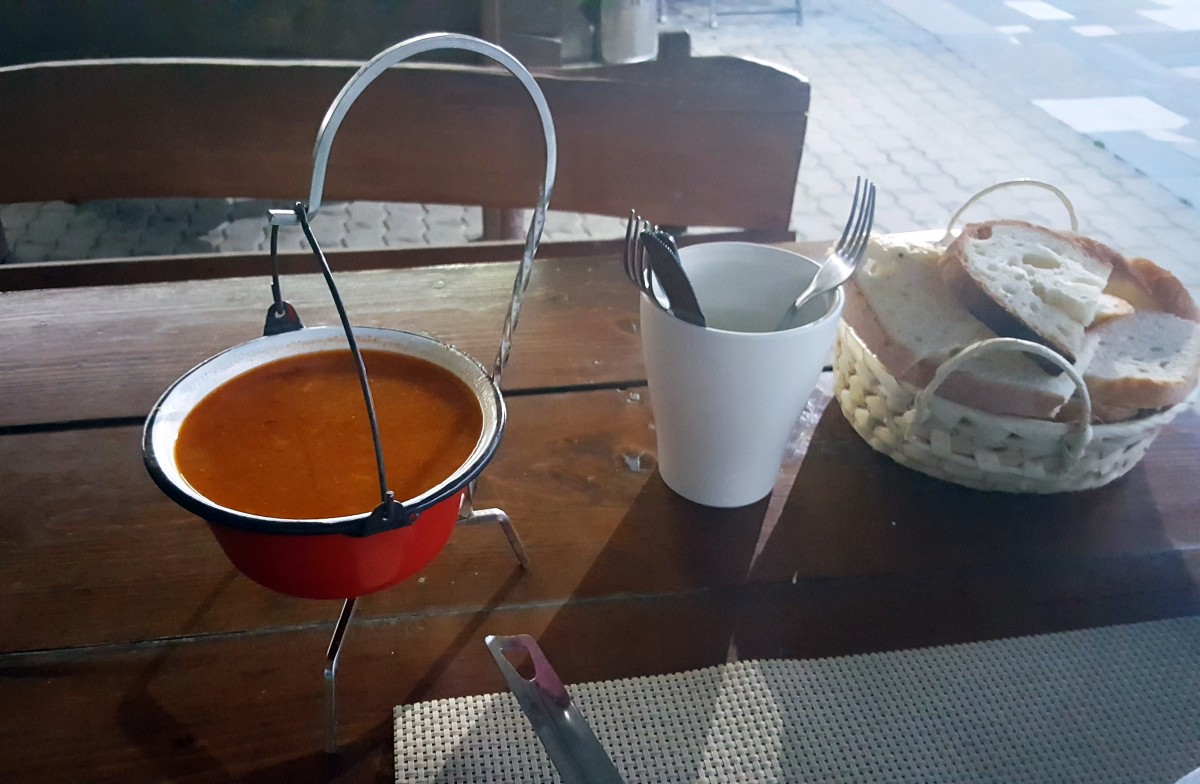 Restaurant Casa Dacilor. Cu timp și pentru fustița ospătăriței