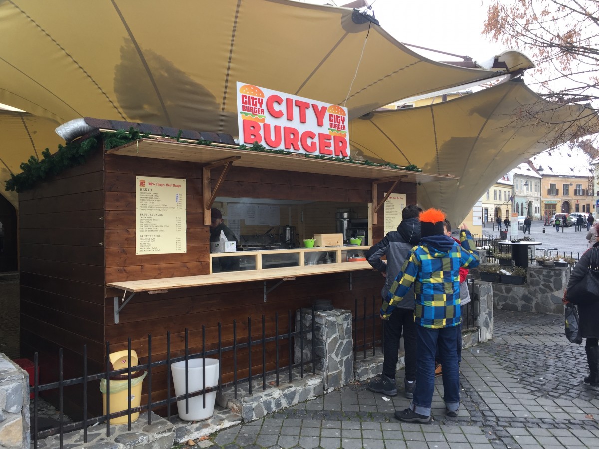 V-ați ascunsea cu burgeri prin Piața Mare