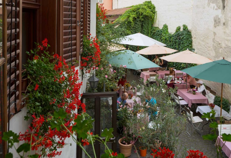 Restaurantul Max angajează ospătari (P)