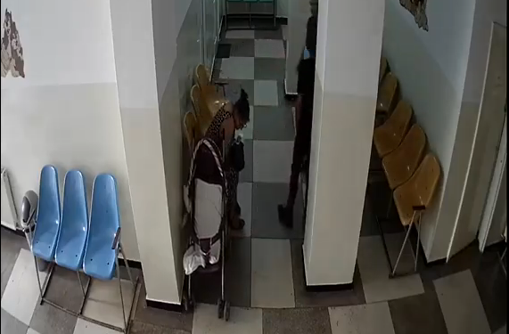 VIDEO Furt în Vasile Aaron: doi adulți și un minor au furat un portmoneu. „O să depun plângere, nu e vorba de bani”