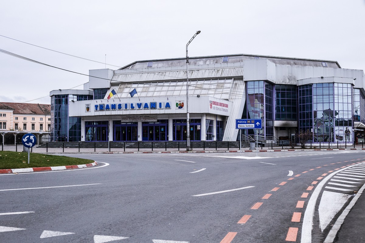 Sala “Transilvania”, construită după modelul de la Târgu Mureş. “Nicu Ceauşescu a încercat să o ridice până la Revoluţie, dar n-a reuşit”