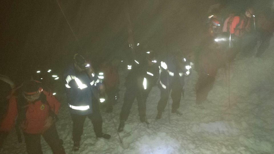 FOTO VIDEO. Avalanșă în Munţii Călimani. Un bărbat a fost salvat, o femeie a murit, iar al treilea salvamontist este încă dispărut