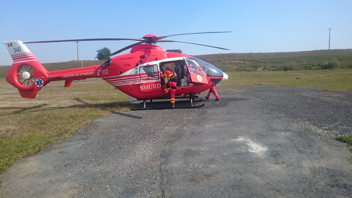 Turist polonez salvat din Munții Făgăraș de salvamontiștii sibieni și preluat de elicopterul SMURD