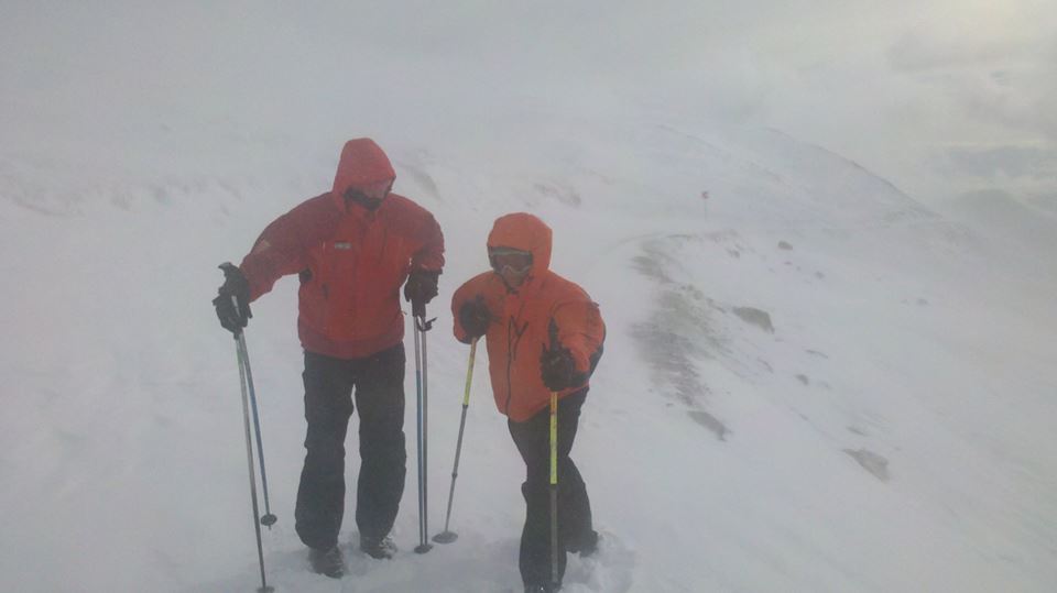 Mașini blocate pe Transalpina din cauza zăpezii | Video