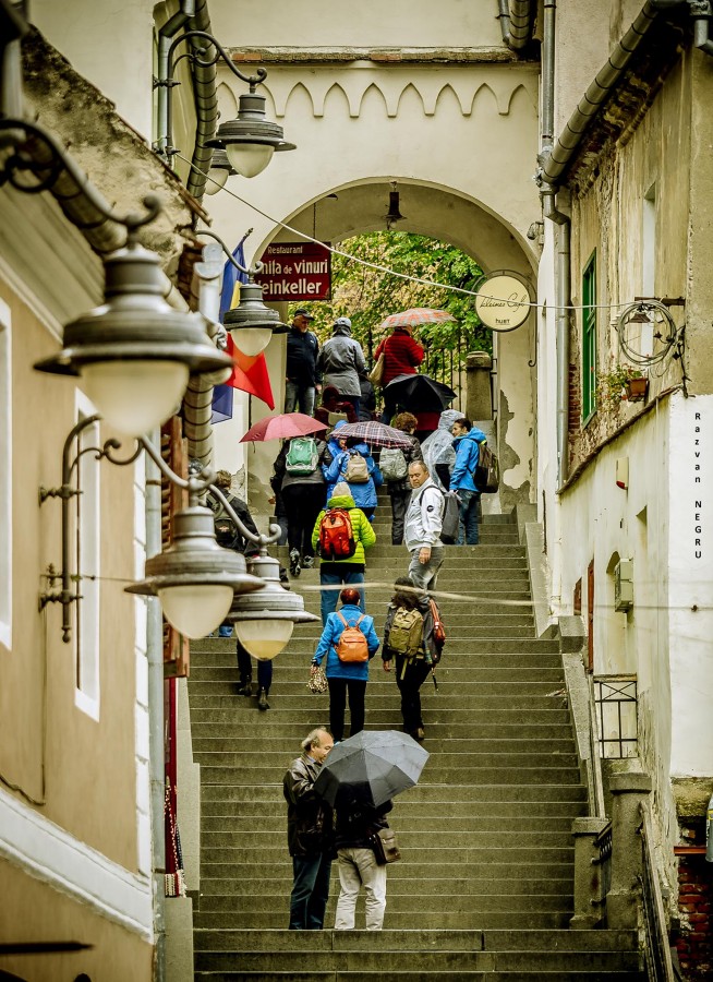 Încep reparațiile la scările de pe strada Turnului